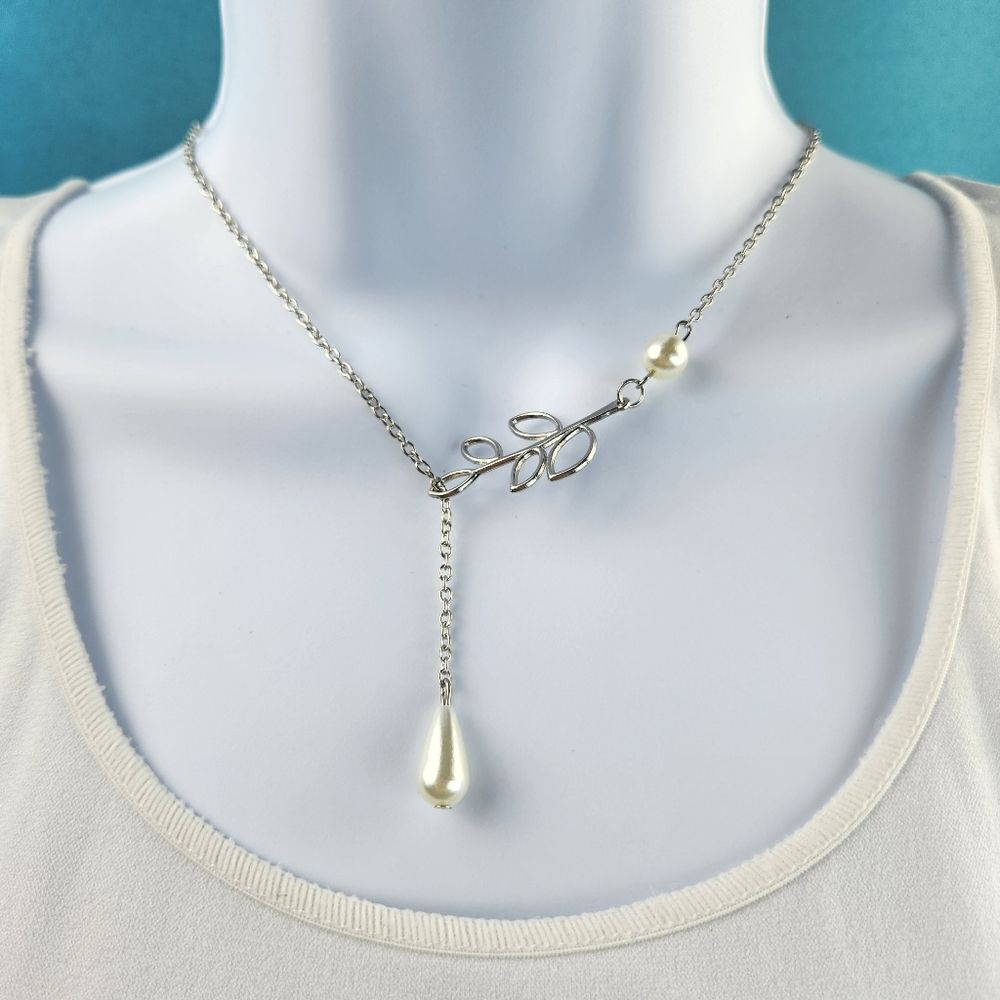 🔺️Faux Pearl & Silver Toned Leaf Lariat Necklace